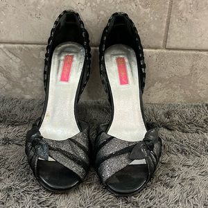Black Betsey Johnson Size 9 pumps. Early 2000s originals!